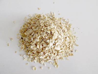 Oats and green clay face mask for acne-inflamed skin