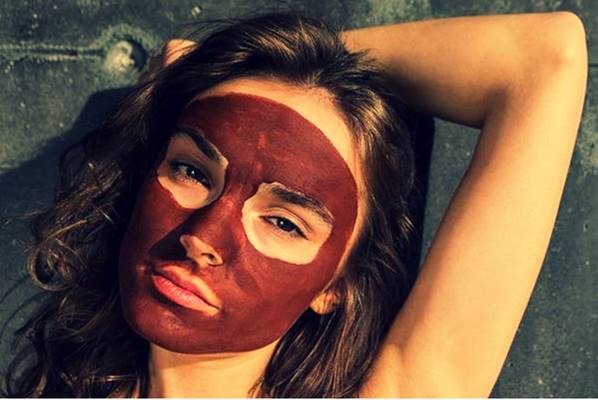 Red clay, its benefits for skin and hair