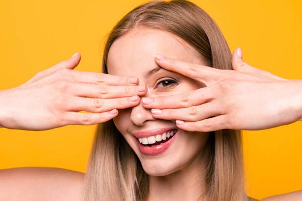 Removing Sticky Residue from Gel Nails without Alcohol