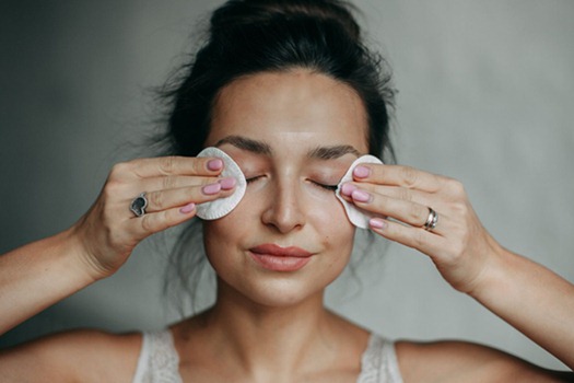 how to clean eyelash extensions with micellar water