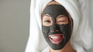 Using Charcoal Mask to Remove Blackheads