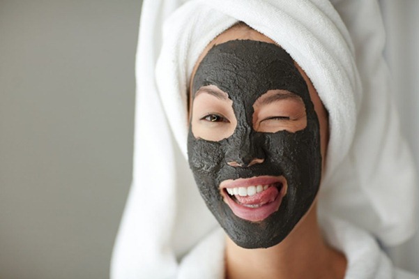 Using Charcoal Mask to Remove Blackheads